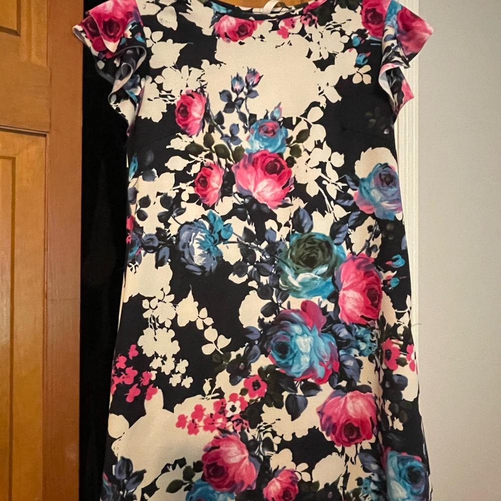 Elegant Pink and White Sheath Dress with Flutter Sleeves